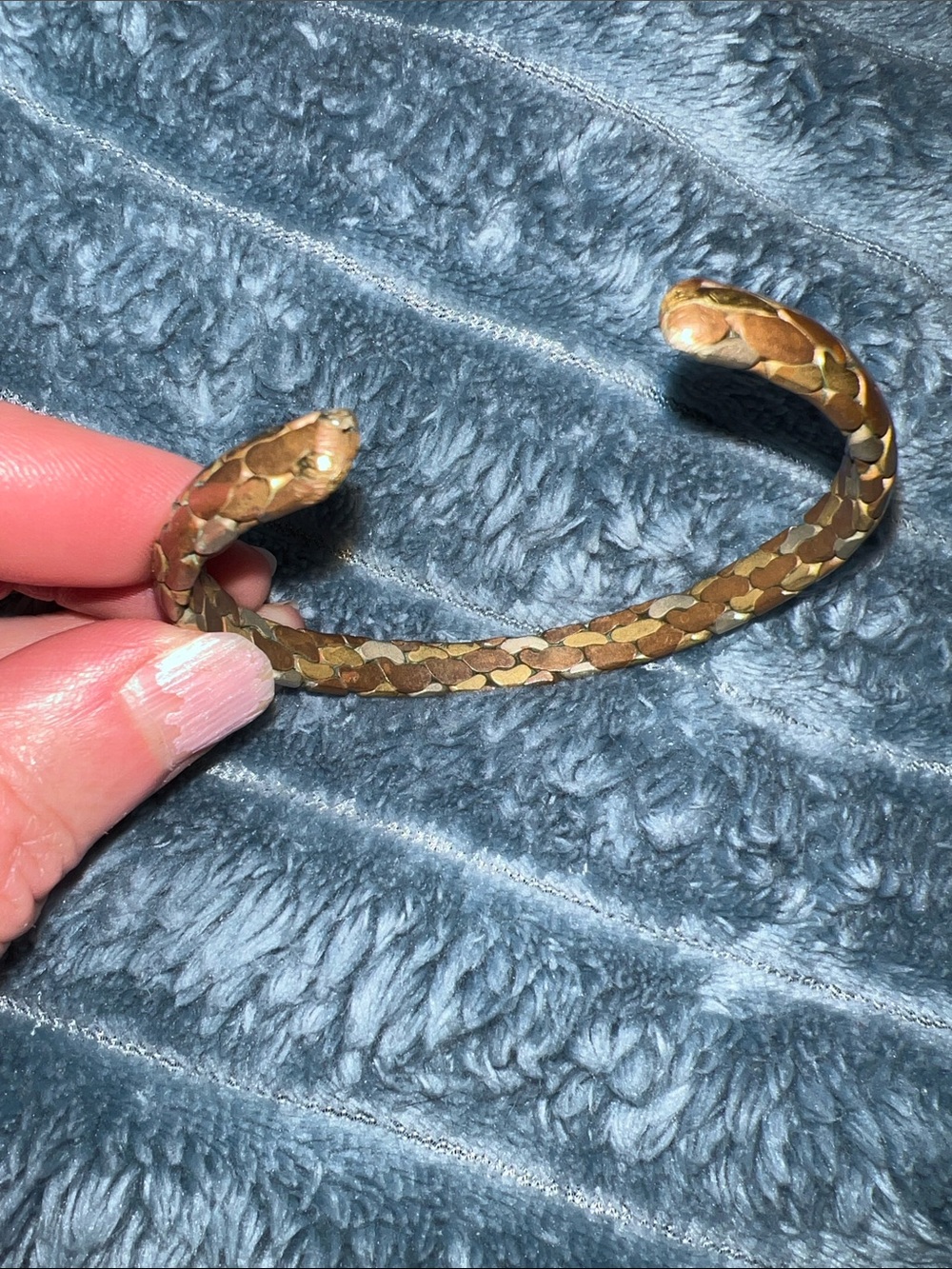 Reptilian-looking bracelet with alternating silver and bronze “scales” - Picture 3 of 3